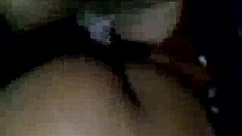 Молодая брюнетка эмили чпокается с негром на кровати